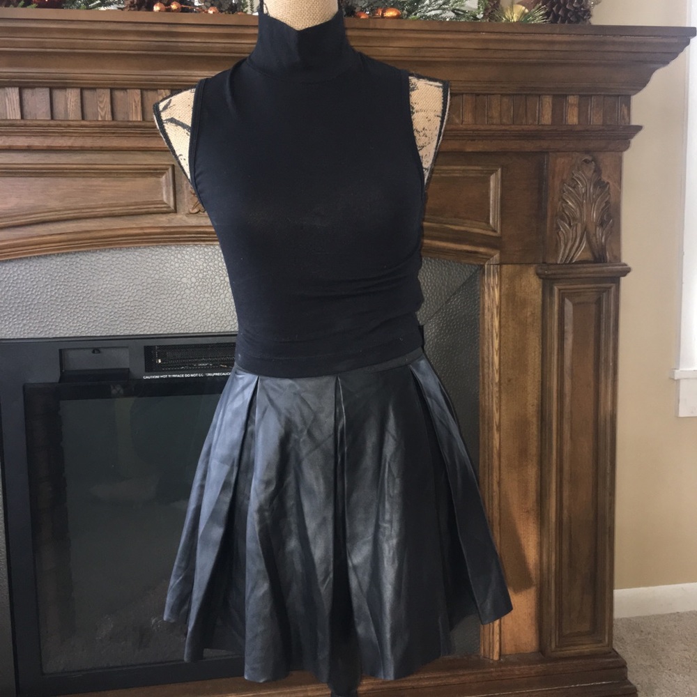 Express cropped mock neck top xs